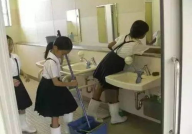 银行营业员脱鞋晾脚,“银行营业员脱鞋晾脚现象背后的服务态度与职业规范探讨”